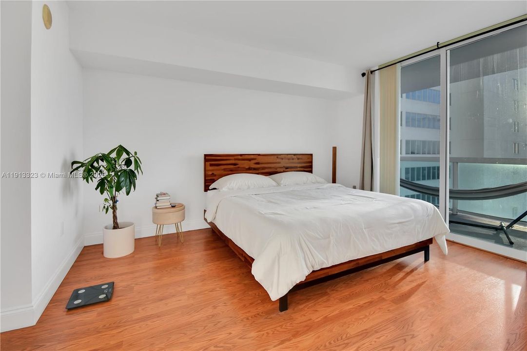 Active With Contract: $390,000 (1 beds, 1 baths, 842 Square Feet)