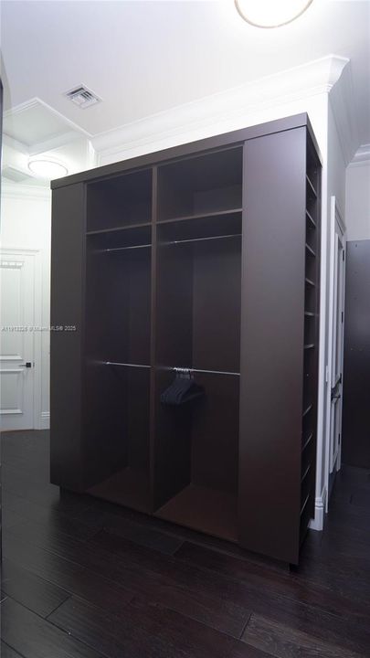 For Rent: $25,000 (5 beds, 5 baths, 5631 Square Feet)