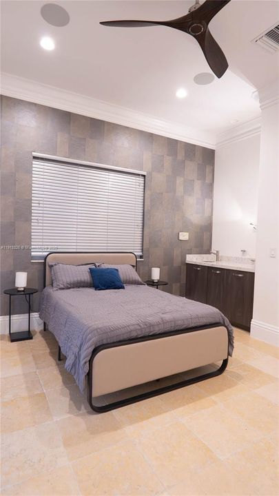 For Rent: $25,000 (5 beds, 5 baths, 5631 Square Feet)