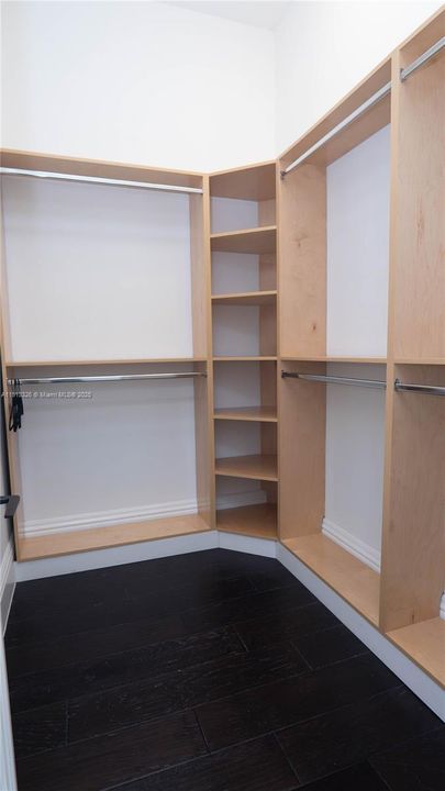 For Rent: $25,000 (5 beds, 5 baths, 5631 Square Feet)