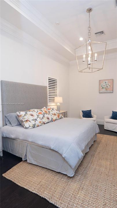 For Rent: $25,000 (5 beds, 5 baths, 5631 Square Feet)