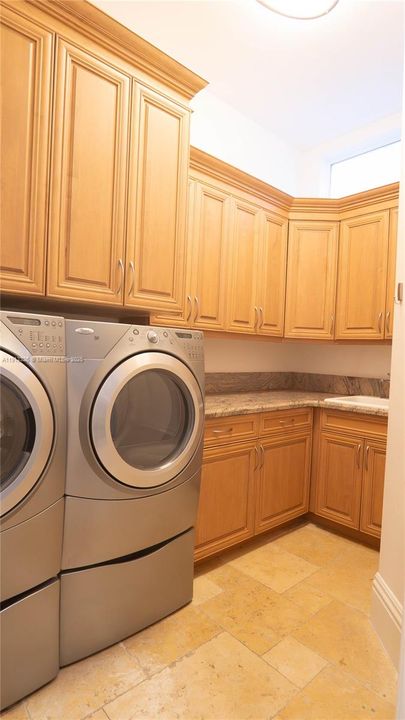 For Rent: $25,000 (5 beds, 5 baths, 5631 Square Feet)