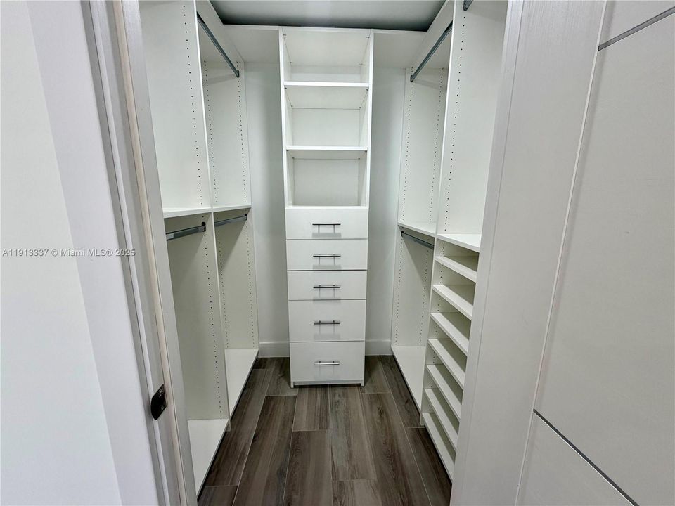 Activo con contrato: $4,400 (2 camas, 2 baños, 1120 Pies cuadrados)