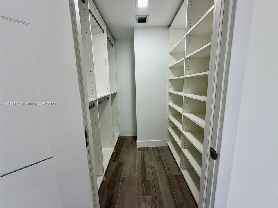 Activo con contrato: $4,400 (2 camas, 2 baños, 1120 Pies cuadrados)