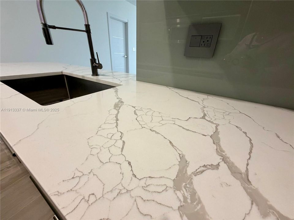 Activo con contrato: $4,400 (2 camas, 2 baños, 1120 Pies cuadrados)