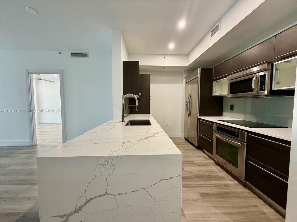 Activo con contrato: $4,400 (2 camas, 2 baños, 1120 Pies cuadrados)