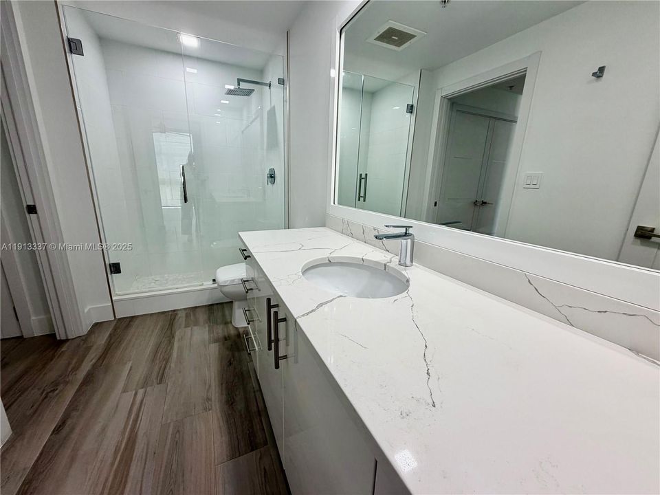 Activo con contrato: $4,400 (2 camas, 2 baños, 1120 Pies cuadrados)