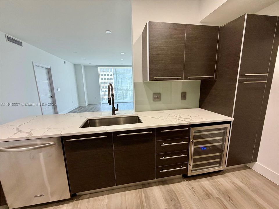 Activo con contrato: $4,400 (2 camas, 2 baños, 1120 Pies cuadrados)