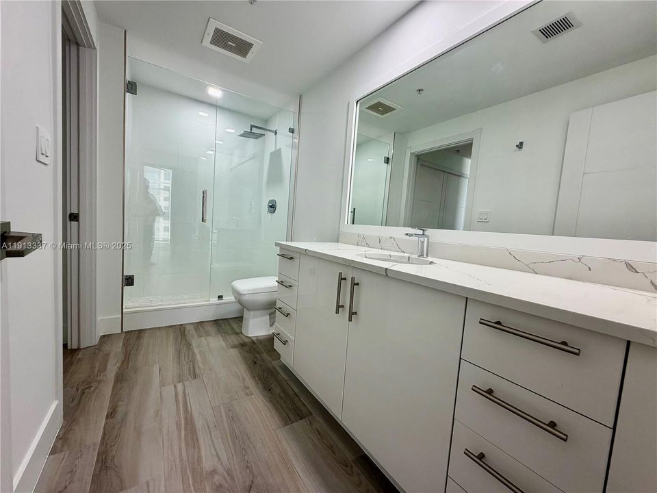 Activo con contrato: $4,400 (2 camas, 2 baños, 1120 Pies cuadrados)