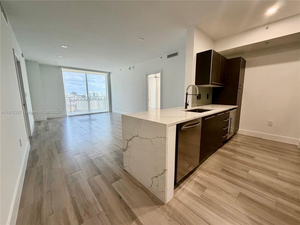 Activo con contrato: $4,400 (2 camas, 2 baños, 1120 Pies cuadrados)