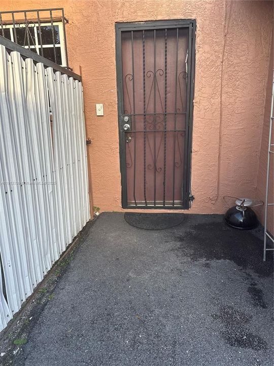 Recently Rented: $2,200 (3 beds, 1 baths, 2002 Square Feet)