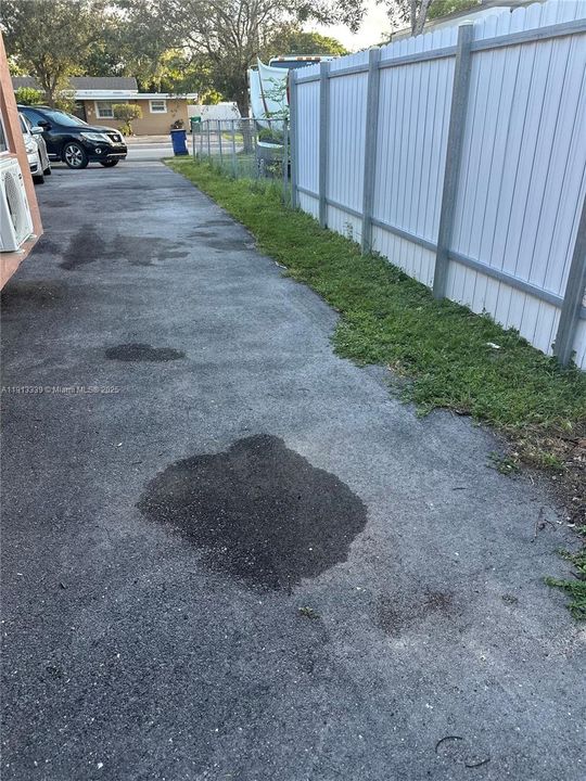 Recently Rented: $2,200 (3 beds, 1 baths, 2002 Square Feet)