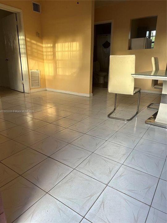 Recently Rented: $2,200 (3 beds, 1 baths, 2002 Square Feet)