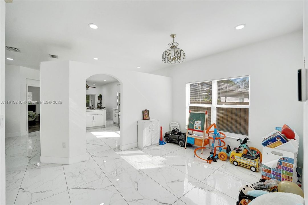 For Rent: $3,950 (3 beds, 2 baths, 1495 Square Feet)