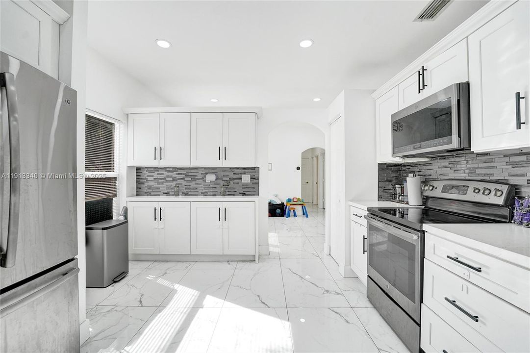 For Rent: $3,950 (3 beds, 2 baths, 1495 Square Feet)