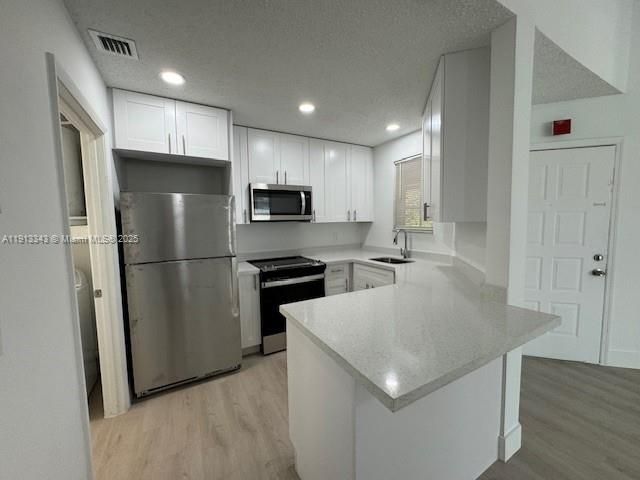 Active With Contract: $2,100 (2 beds, 1 baths, 978 Square Feet)