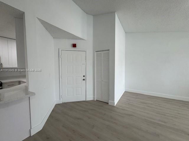 Active With Contract: $2,100 (2 beds, 1 baths, 978 Square Feet)