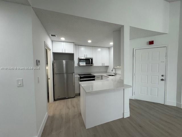 Active With Contract: $2,100 (2 beds, 1 baths, 978 Square Feet)