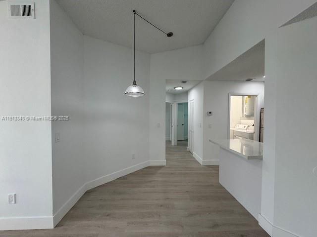 Active With Contract: $2,100 (2 beds, 1 baths, 978 Square Feet)