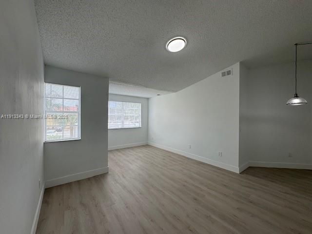 Active With Contract: $2,100 (2 beds, 1 baths, 978 Square Feet)