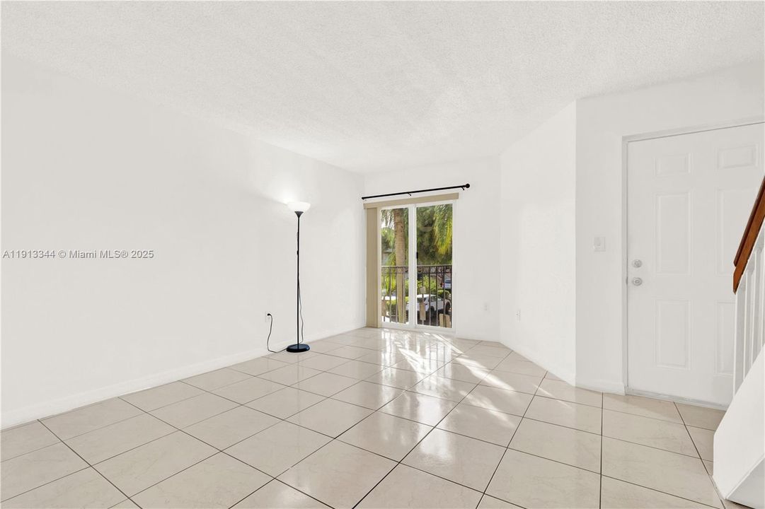 Под контрактом: $2,500 (2 спален, 2 ванн, 859 Квадратных фут)