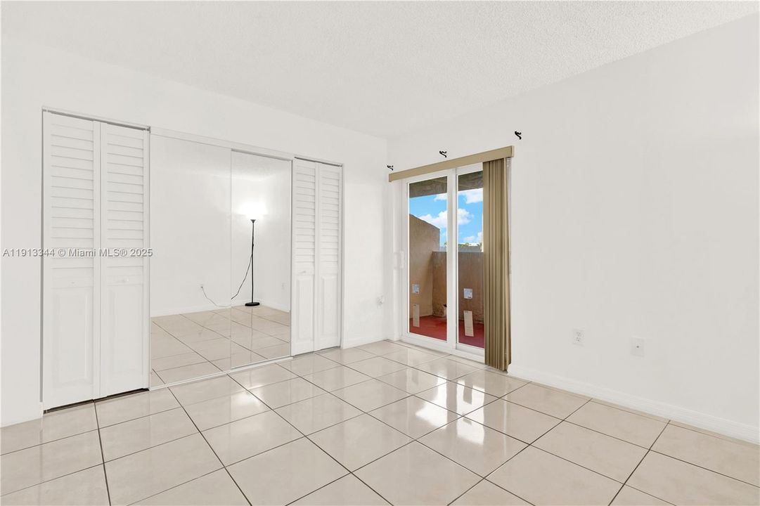 Под контрактом: $2,500 (2 спален, 2 ванн, 859 Квадратных фут)