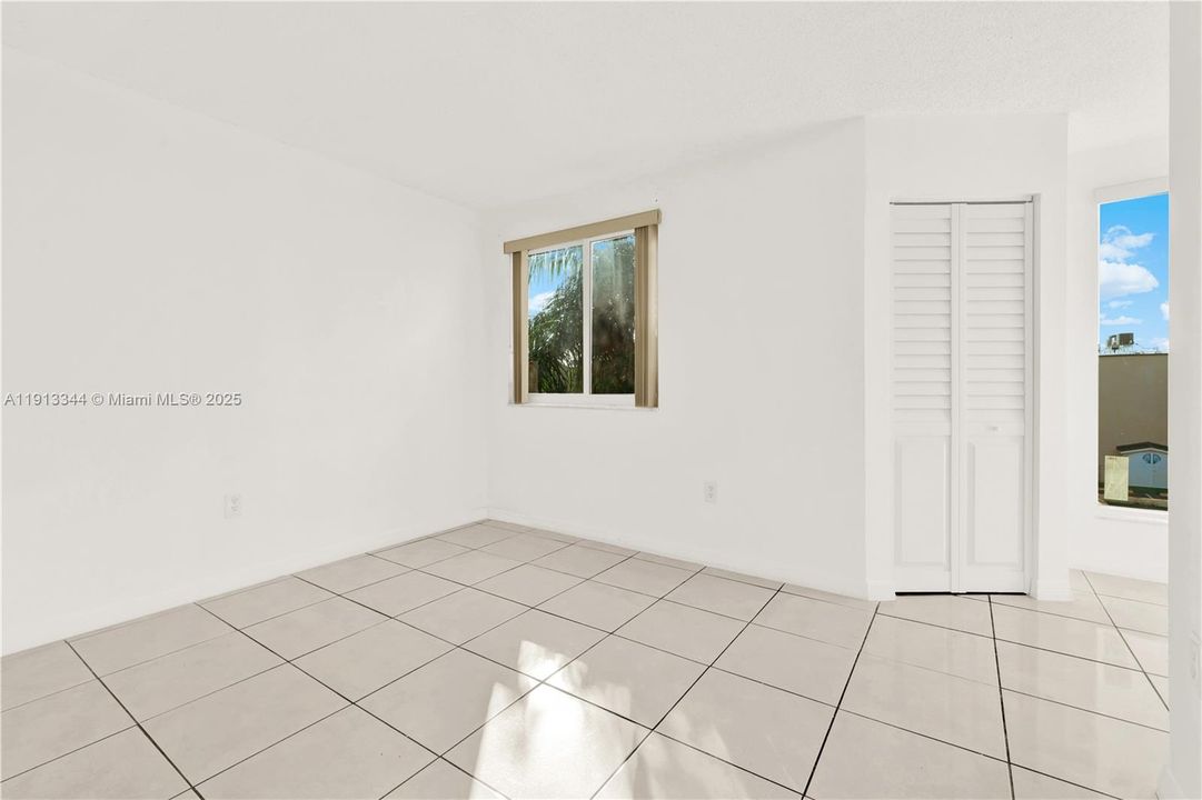 Под контрактом: $2,500 (2 спален, 2 ванн, 859 Квадратных фут)