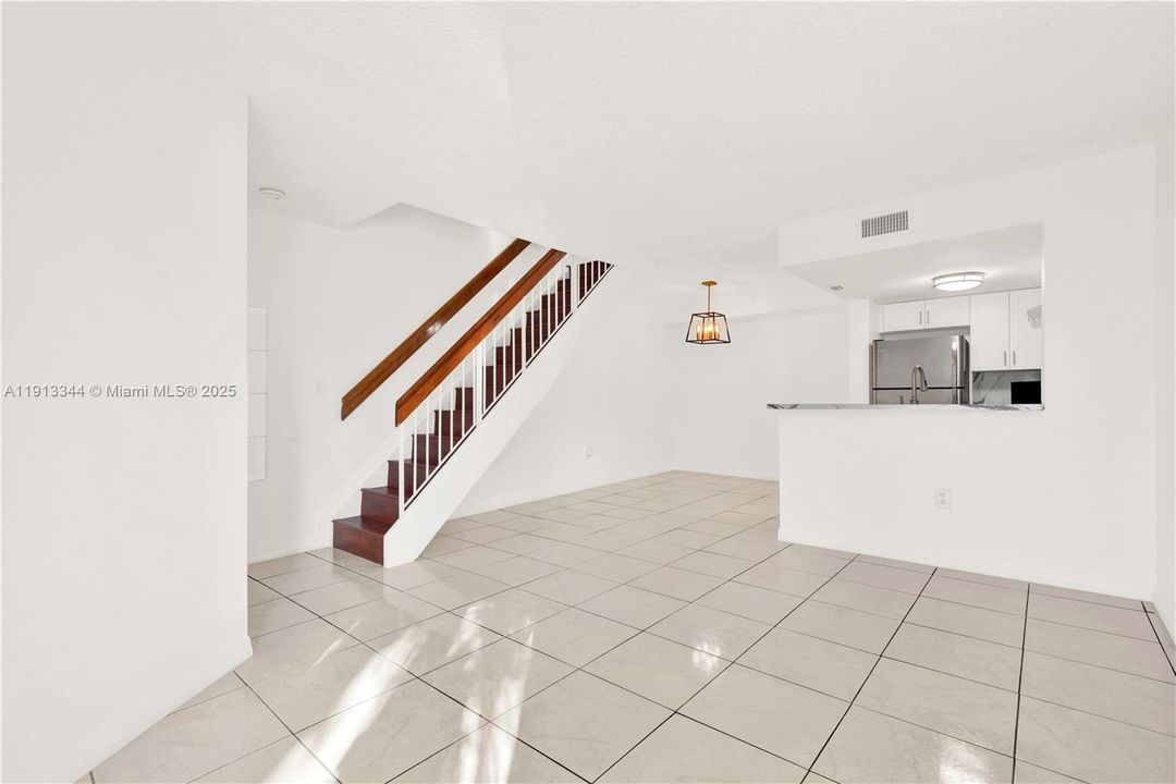 Под контрактом: $2,500 (2 спален, 2 ванн, 859 Квадратных фут)