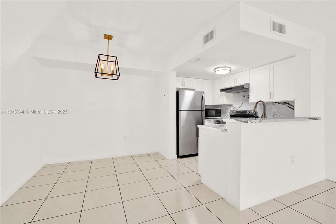 Под контрактом: $2,500 (2 спален, 2 ванн, 859 Квадратных фут)