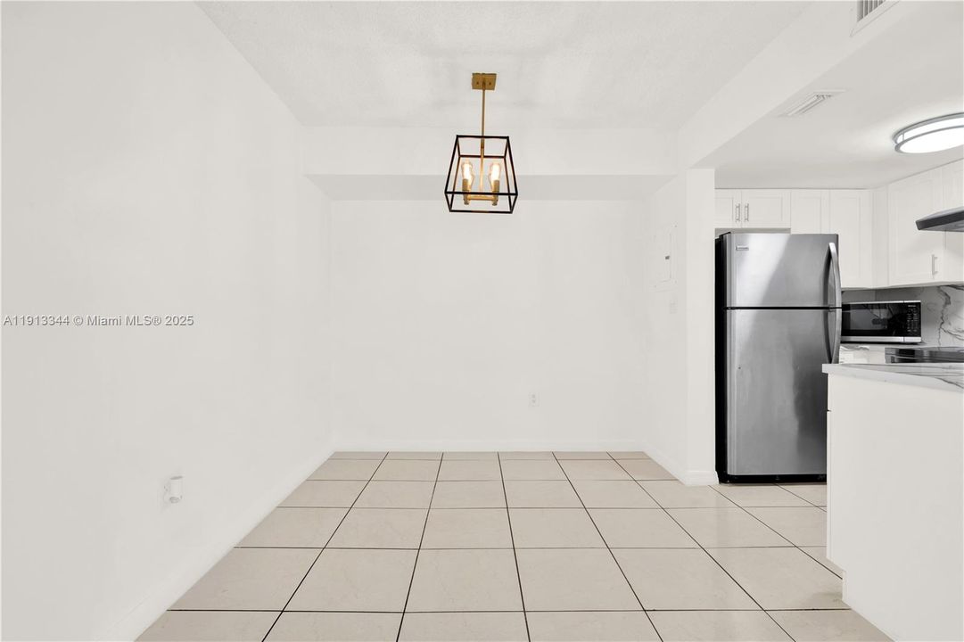 Под контрактом: $2,500 (2 спален, 2 ванн, 859 Квадратных фут)