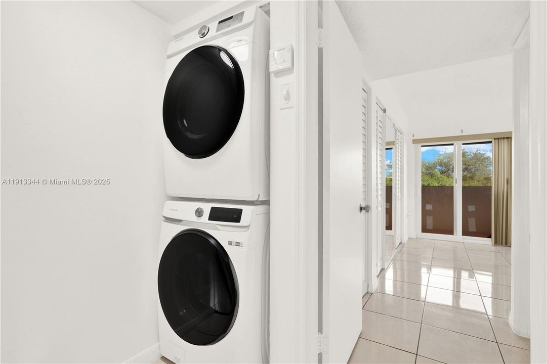 Под контрактом: $2,500 (2 спален, 2 ванн, 859 Квадратных фут)