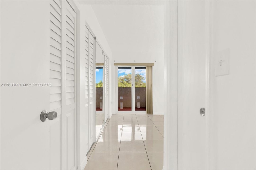 Под контрактом: $2,500 (2 спален, 2 ванн, 859 Квадратных фут)