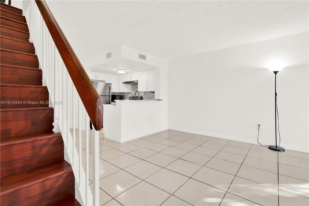 Под контрактом: $2,500 (2 спален, 2 ванн, 859 Квадратных фут)