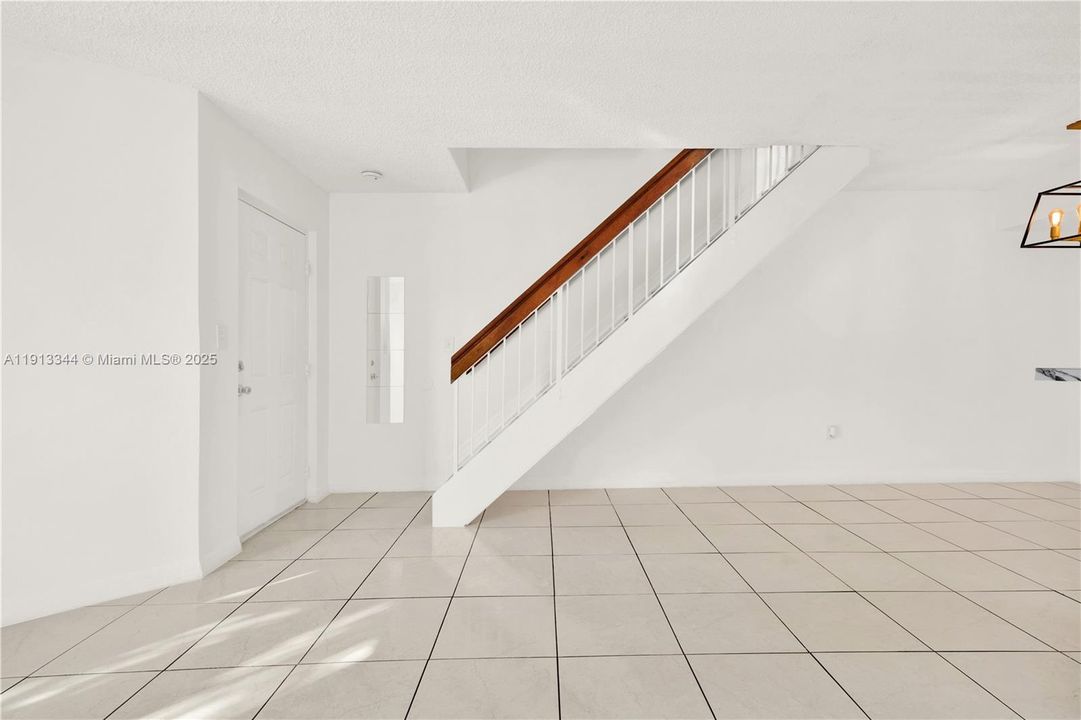 Под контрактом: $2,500 (2 спален, 2 ванн, 859 Квадратных фут)