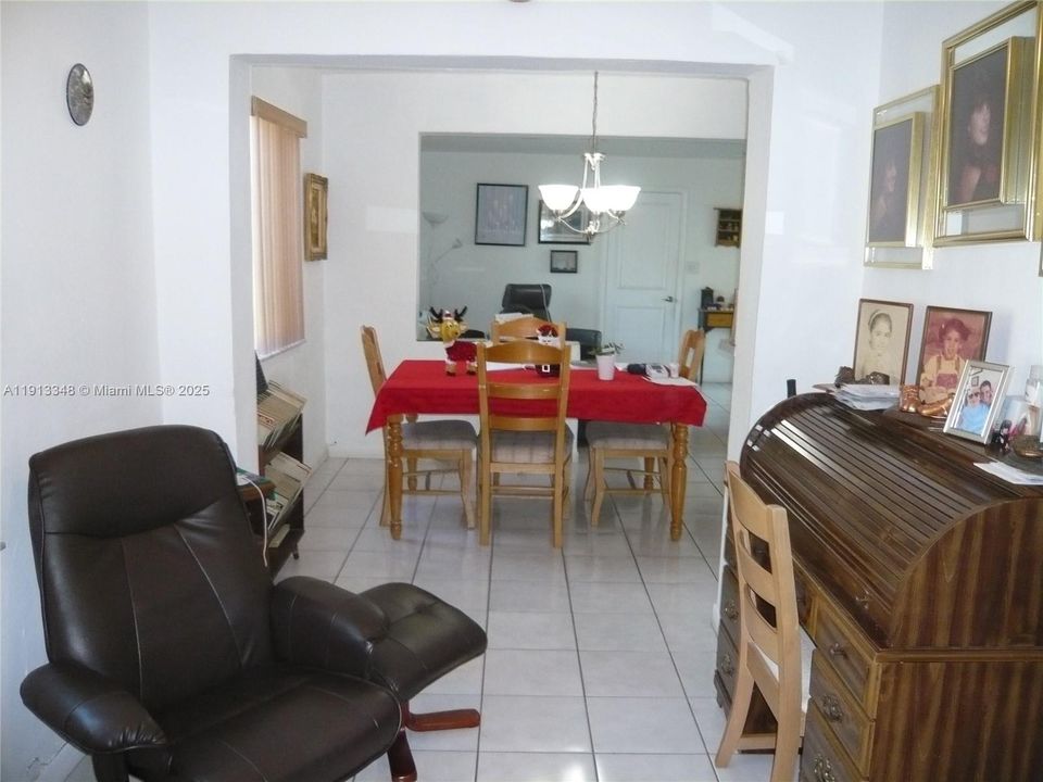 合同活跃: $539,900 (3 贝兹, 2 浴室, 1460 平方英尺)