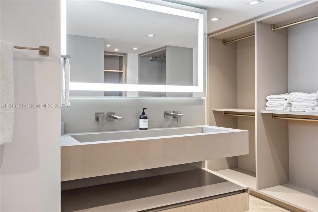 待售: $5,500,000 (3 贝兹, 3 浴室, 2480 平方英尺)