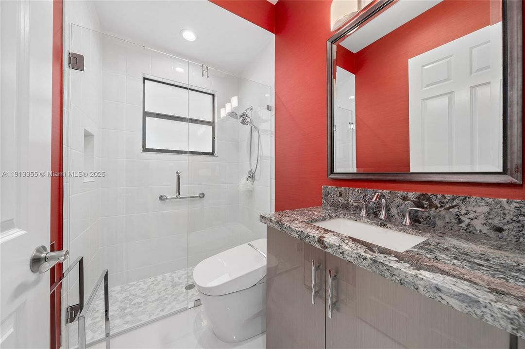 Activo con contrato: $1,650,000 (3 camas, 3 baños, 2460 Pies cuadrados)