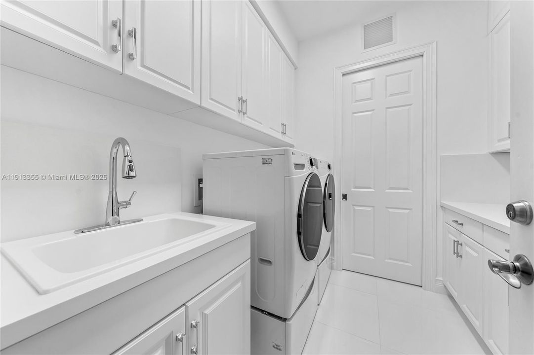 Activo con contrato: $1,650,000 (3 camas, 3 baños, 2460 Pies cuadrados)