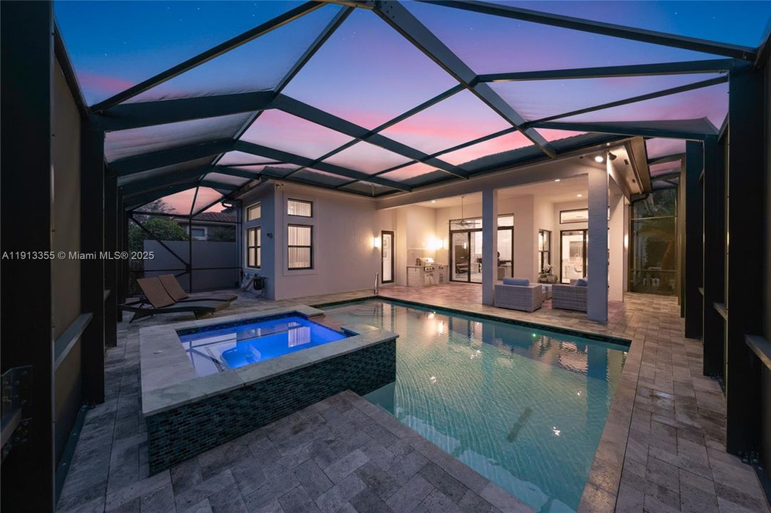 Activo con contrato: $1,650,000 (3 camas, 3 baños, 2460 Pies cuadrados)