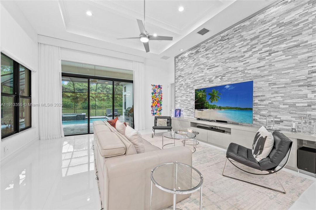 Activo con contrato: $1,650,000 (3 camas, 3 baños, 2460 Pies cuadrados)