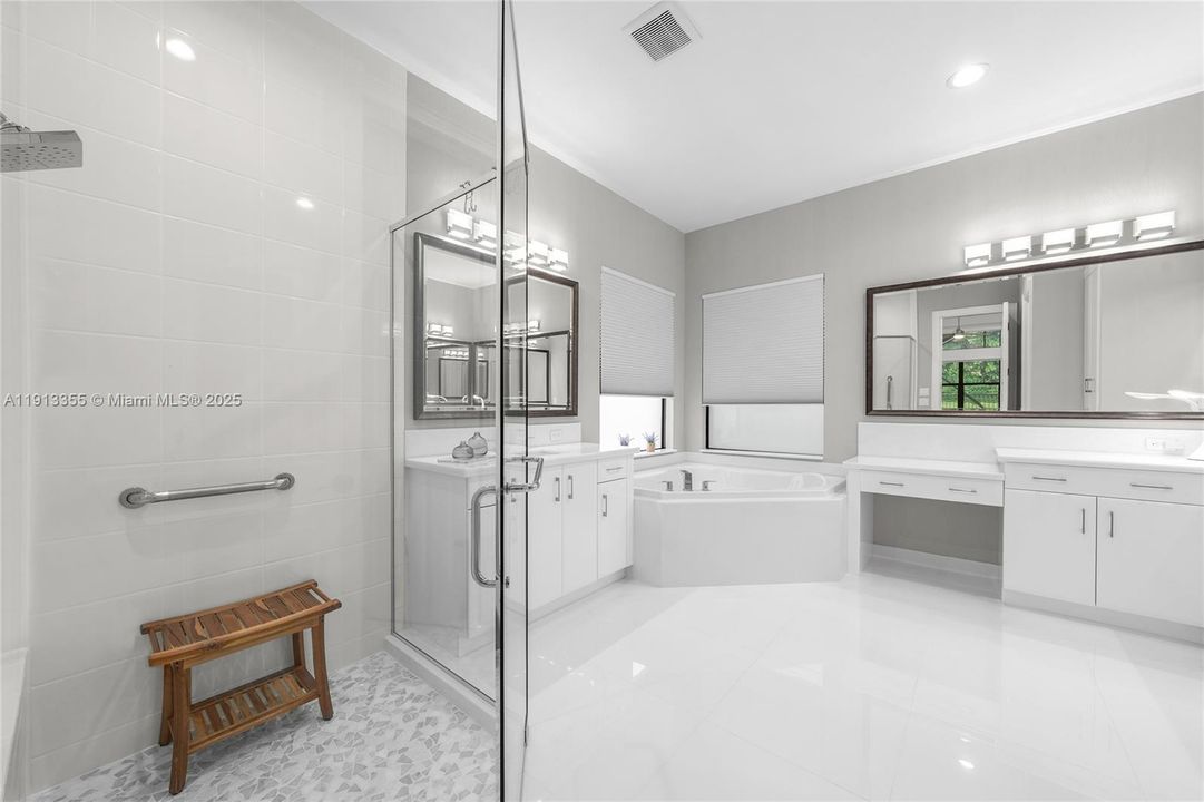 Activo con contrato: $1,650,000 (3 camas, 3 baños, 2460 Pies cuadrados)