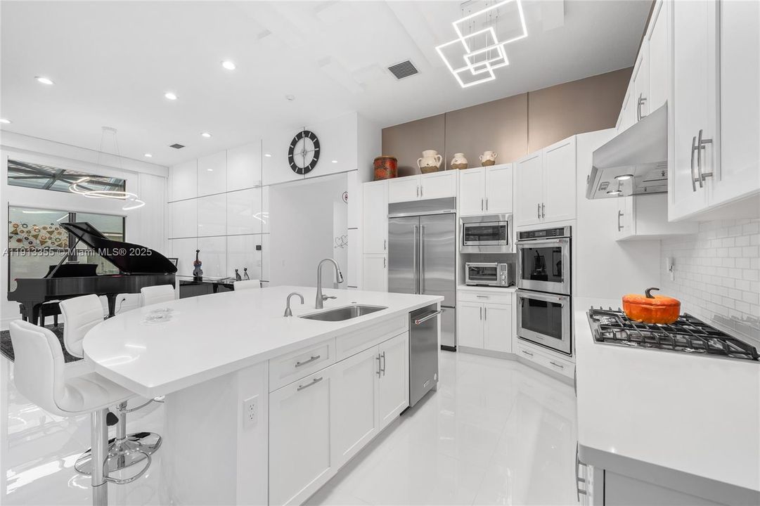 Activo con contrato: $1,650,000 (3 camas, 3 baños, 2460 Pies cuadrados)