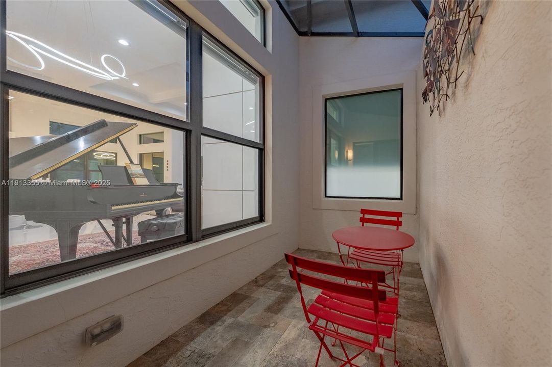 Activo con contrato: $1,650,000 (3 camas, 3 baños, 2460 Pies cuadrados)