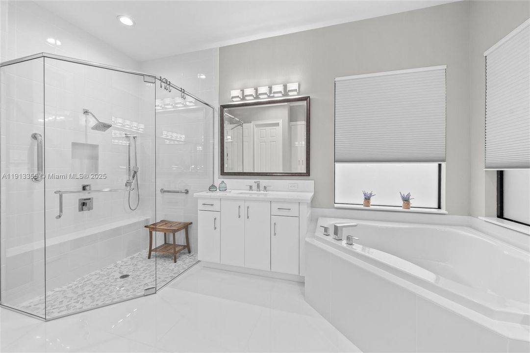 Activo con contrato: $1,650,000 (3 camas, 3 baños, 2460 Pies cuadrados)