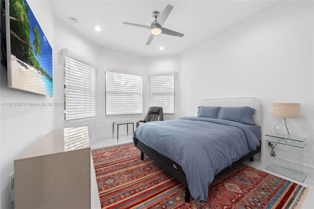 Activo con contrato: $1,650,000 (3 camas, 3 baños, 2460 Pies cuadrados)