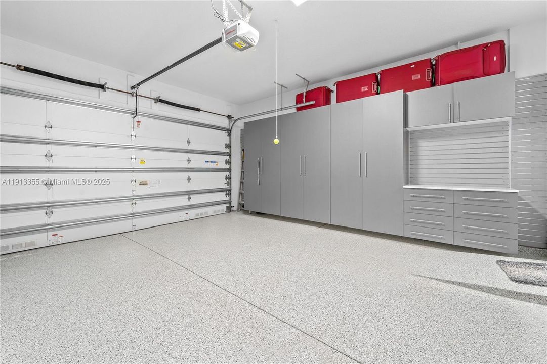 Activo con contrato: $1,650,000 (3 camas, 3 baños, 2460 Pies cuadrados)