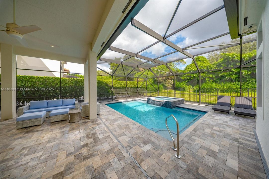 Activo con contrato: $1,650,000 (3 camas, 3 baños, 2460 Pies cuadrados)