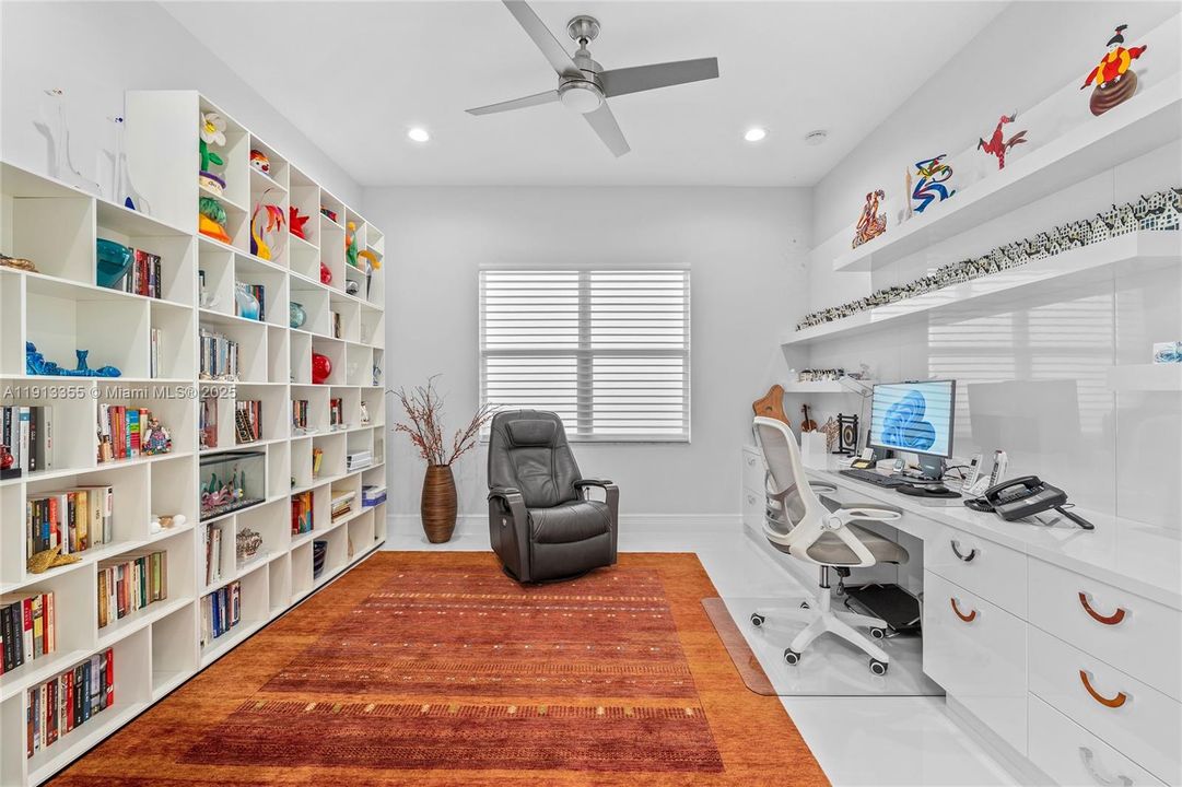 Activo con contrato: $1,650,000 (3 camas, 3 baños, 2460 Pies cuadrados)