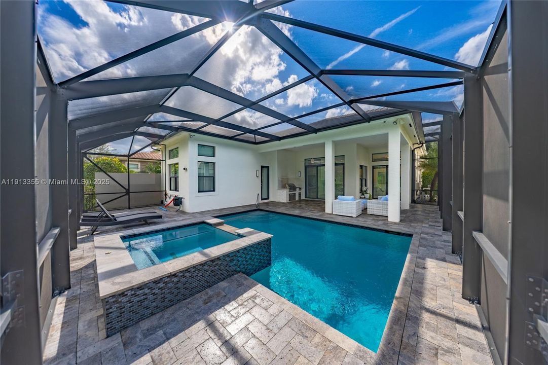 Activo con contrato: $1,650,000 (3 camas, 3 baños, 2460 Pies cuadrados)