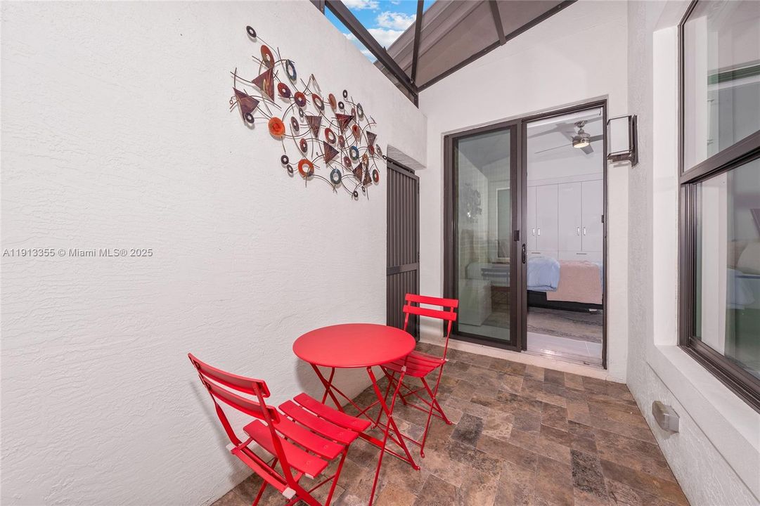 Activo con contrato: $1,650,000 (3 camas, 3 baños, 2460 Pies cuadrados)